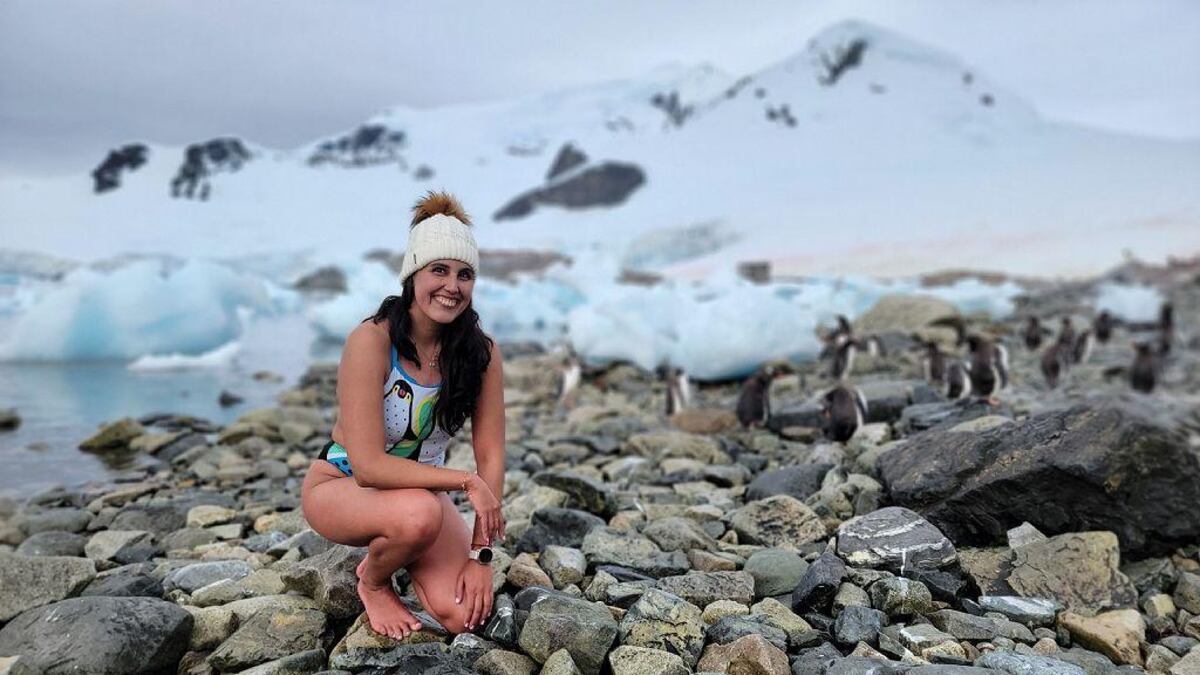 Bárbara Hernández, la Sirena de Hielo chilena que nada en aguas glaciales y ostenta el récord del nado más largo en la Antártida