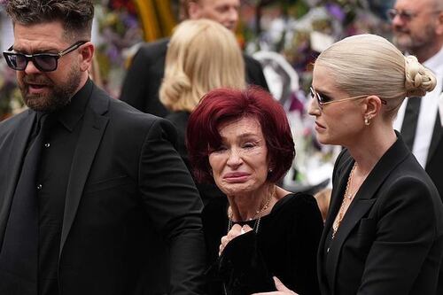 La emotiva y multitudinaria despedida que le dieron miles de fanáticos a Ozzy Osbourne en su ciudad natal