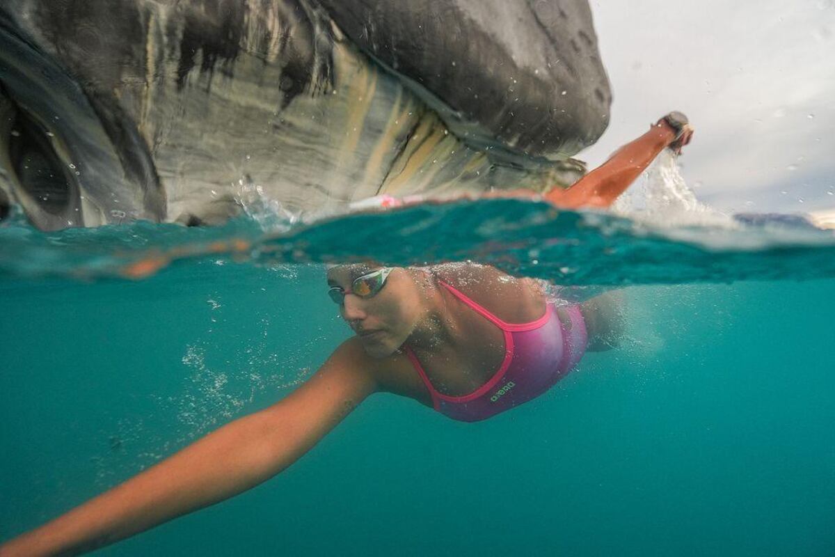 Bárbara Hernández, la Sirena de Hielo chilena que nada en aguas glaciales y ostenta el récord del nado más largo en la Antártida