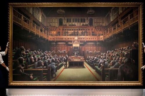 Parlamento británico lleno de chimpancés rompe récord de Banksy