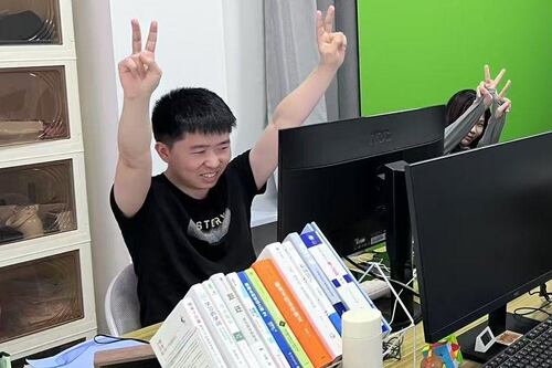 Por qué muchos jóvenes en China pagan para ir a una oficina y fingir que trabajan