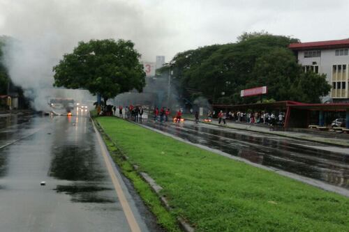 Protestas en Santiago contra la minería se extienden hasta la madrugada: disparos, vehículos incendiados, varios detenidos y cierre de vías